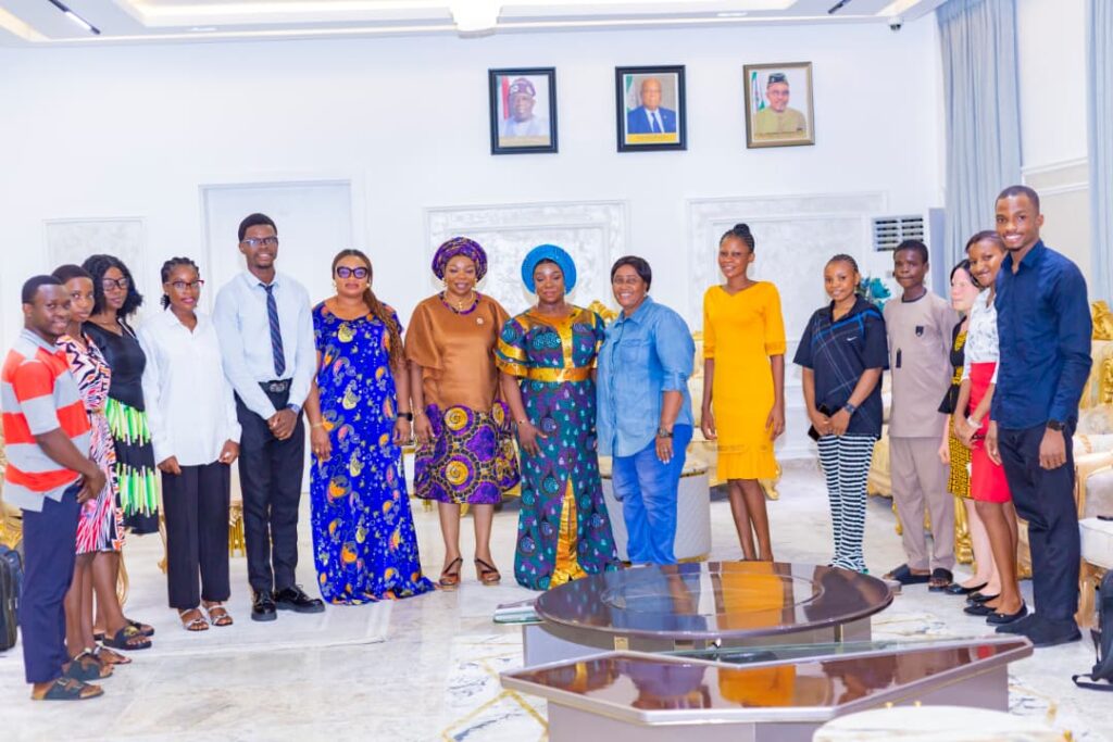 Ekperikpe Ekpo presents scholarship awards to Ika students
